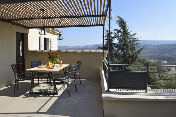 Terrasse et vue sur le Luberon