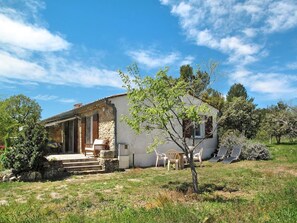 Le gîte vu du champ à côté