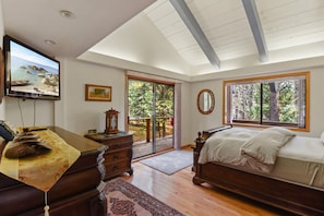 Main bedroom: Queen bed with Smart TV and en suite bathroom (2nd floor)