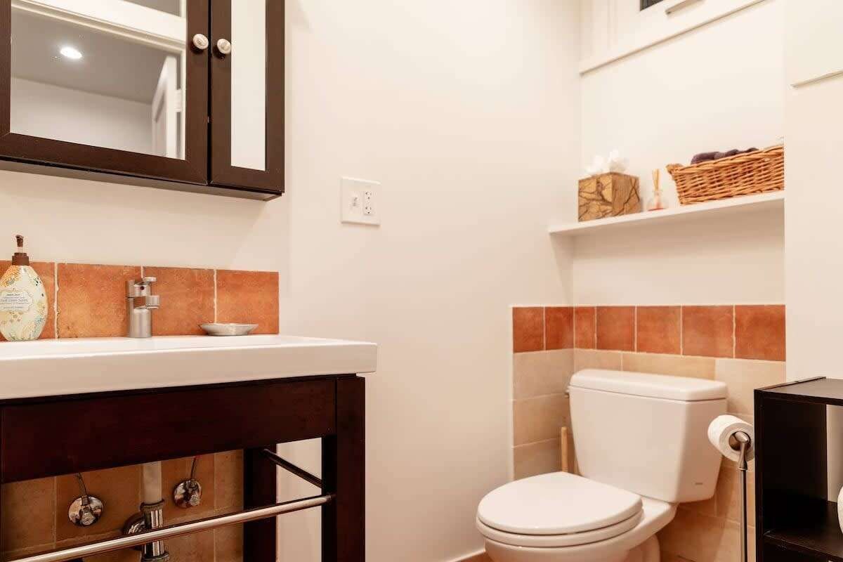 HUGE STUDIO W/FULL KITCHEN | W/D | PARKING