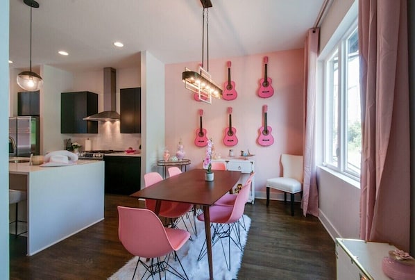 Celebrate your bachelorette party in this chic Nashville rental, featuring stylish decor and a playful pink palette. Enjoy cozy evenings and memorable moments in this vibrant space, perfect for toasting with friends!