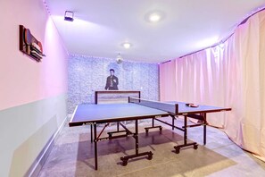 Fun meets luxury in this Nashville bonus room with ping pong, karaoke, and comfortable bartop seating.