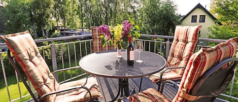 Balkon mit Tisch