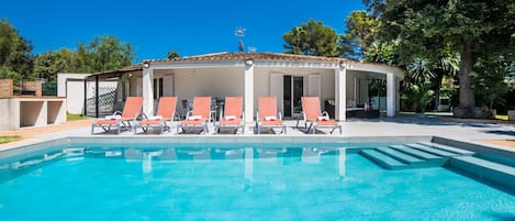 House with pool and barbecue near the beach in Mallorca