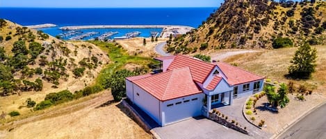 Prime Hilltop Location with Breathtaking Views
Perched above Wirrina Cove, offering uninterrupted vistas of the ocean, marina, rolling hills, and Wirrina Reservoir.