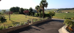 Vue d'une chambre sur le jardin et les beaux paysages