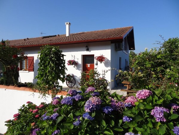 L'entrée du gîte Chori-Ekin, sur le côté de la maison du propriétaire