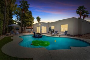 Large heated pool - no charge for heating