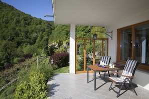 private Terrasse 18 m2 mit Blick auf den Comer See und den Garten
