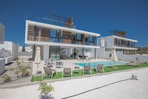 Spacious Garden with barbecue, seating area, dining area, sunloungers and Pool