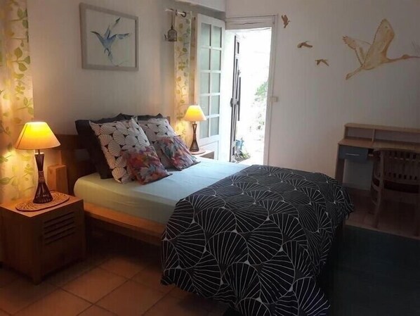 La chambre aux oiseaux, lit en 140. Elle s’ouvre sur une petite terrasse.