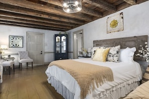 Stunning double Queen beds and hand painted yellow stenciled floors!