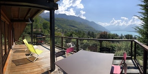 La terrasse : table pour 8, plancha, chaises longues. Vue exceptionnelle.