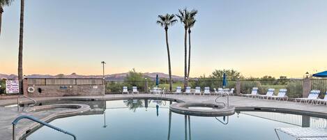 Common pool area with 2 hot tubs