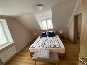 Schlafzimmer 1