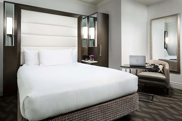 Unit with 1 Queen size bed. Exact unit will be assigned upon arrival. Views, colors and decor may vary.
