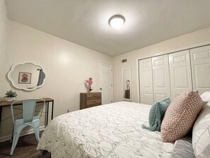 King Bedroom (4)
