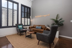 Relax in the spacious, beautifully designed living area, complete with cozy seating and chic decor, offering a perfect retreat after exploring Fort Worth’s lively downtown scene.