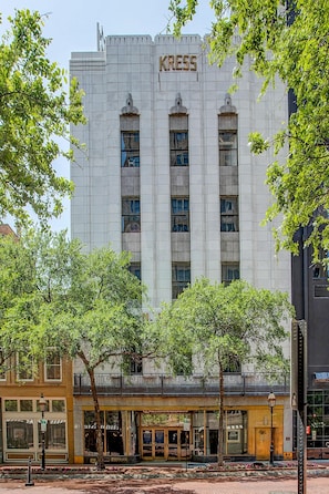 Situated on iconic Main Street in downtown Fort Worth, this property places you steps away from Sundance Square, top restaurants, vibrant nightlife, and the best of the city’s cultural attractions, all within easy walking distance.