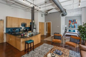 Relax in the spacious, beautifully designed living area, complete with cozy seating and chic decor, offering a perfect retreat after exploring Fort Worth’s lively downtown scene.