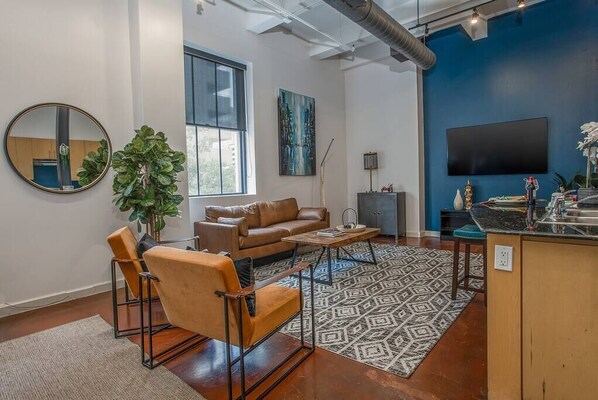 Relax in the spacious, beautifully designed living area, complete with cozy seating and chic decor, offering a perfect retreat after exploring Fort Worth’s lively downtown scene.