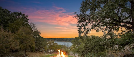 Lots of Lake Palo Pinto views and a comfortable place to get together.