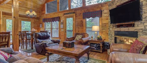 Luxury Living - Soaring ceilings, lots of light and comfortable surroundings let you make the most of this mountain home.