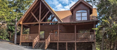 Quiet, Clean, Great Location - Book your mountain vacation at Moonlight Theater Lodge today!