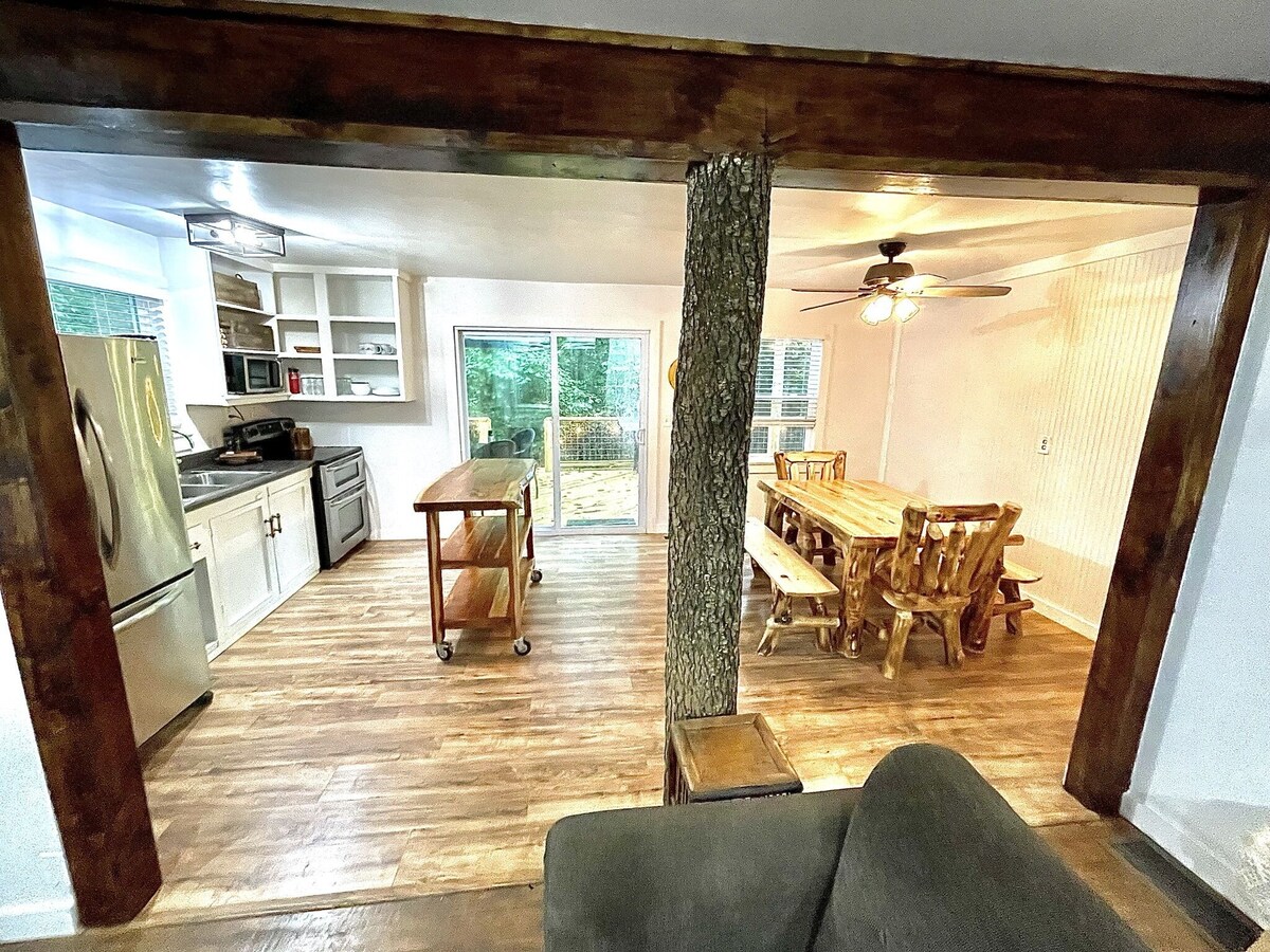 Ky Creek Cabin – Dahlonega’s Hidden Gem! 2 acres on Creek/Firepit/Awesome deck!