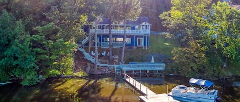 3 Sun Decks & boat dock. Rent a boat 500 feet away @ Swinging Bridge Marina! 