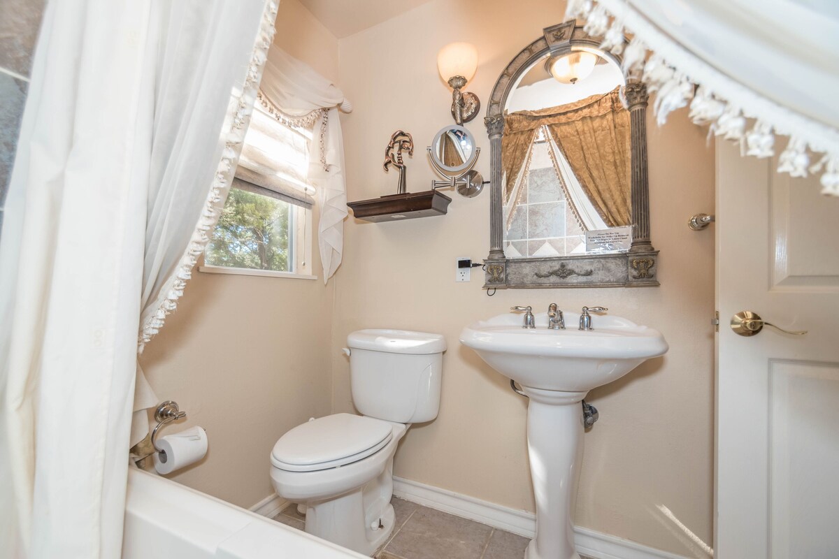 Romantic Getaway Cottage with Hot Tub and Resort Amenities