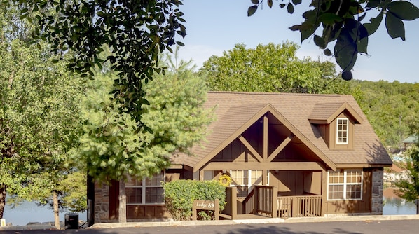 Lakeside Delight facade with the view of the beautiful Fox Hollow Lake