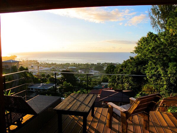 Vue panoramique sur l'océan du bungalow Aito avec sa grande terrasse suspendue