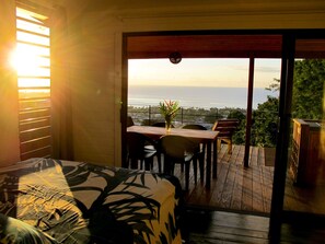 Vue de la chambre sur l'océan du bungalow Aito avec sa grande terrasse suspendue