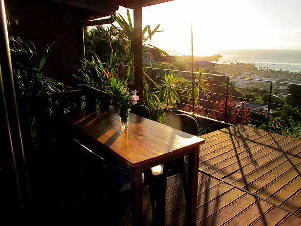 Vue panoramique sur l'océan du bungalow Kahaia avec sa terrasse suspendue