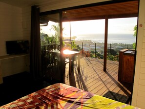 Vue panoramique sur l'océan de la chambre du bungalow Kahaia