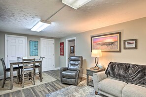 Living Area | Smart TV w/ Cable