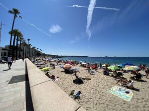 Beach of Juan-Les-Pins: 100m away