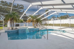 Screened heated pool & hot tub w/ zero gravity chairs, loungers, grill & dining