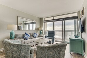 Living Room | Central A/C & Heating | Free WiFi