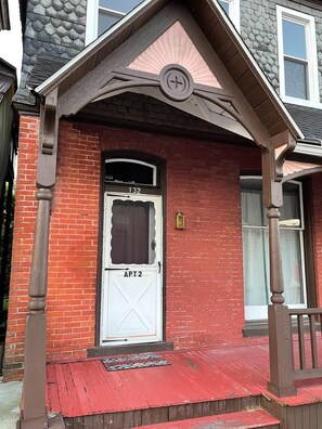 Apt entrance