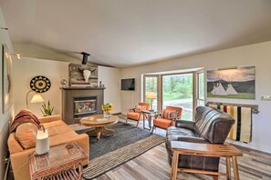 Living Room | Free WiFi | Central A/C & Heat
