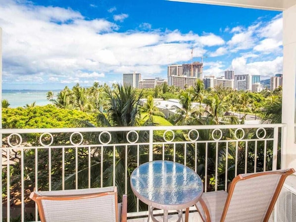 Awesome Upgrades and View! Island Decor, Kitchenette, Free WiFi–Waikiki Shore 505