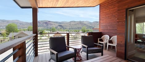 Awesome views of the Hermosa Cliffs from the 2nd floor deck