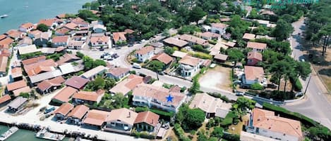 Vue aérienne de notre village de Piraillan et situation de la Villa La Conche
