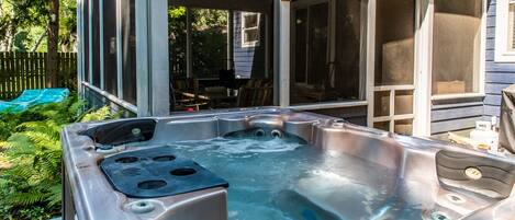 Hot tub off the Patio, Open all year