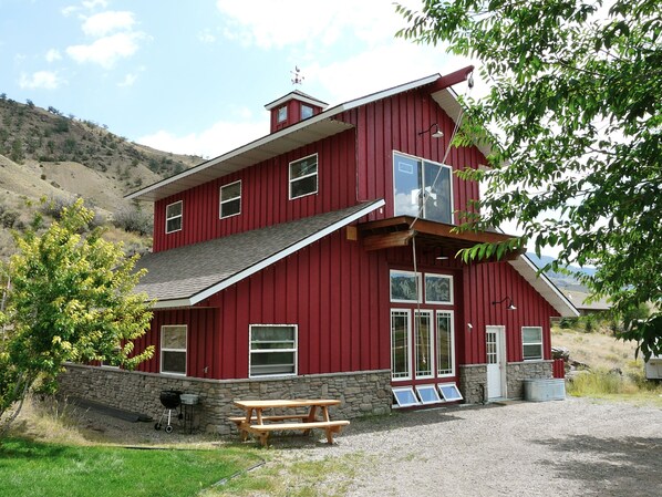 Artfully furnished vacation home with great views of Yellowstone River!