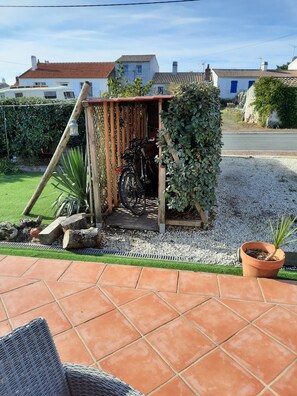 garage à bois et vélos