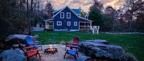 [Backyard] Firepit and s'more's time! Create memories with your family & friends
