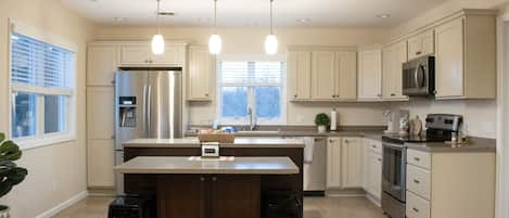 Spacious kitchen | fully stocked